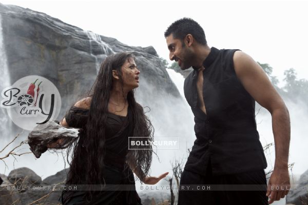 Aishwarya and Abhishek in the movie Raavan (60465)