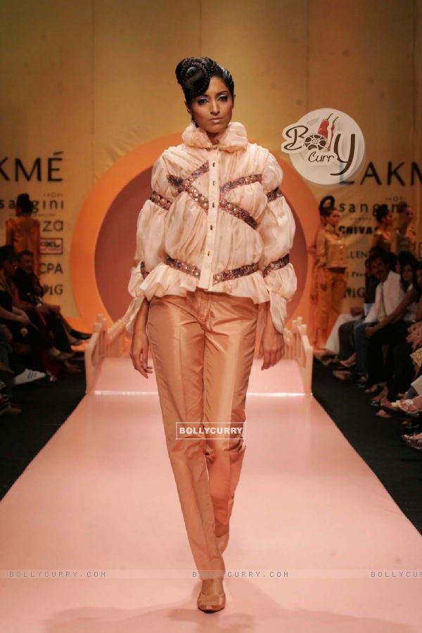 Narendra Kumar''s oriental fantasy collection inspired by Lakme''s freespirit spring/summer 2007 was a spectacular finale to Lakme Fashion Week