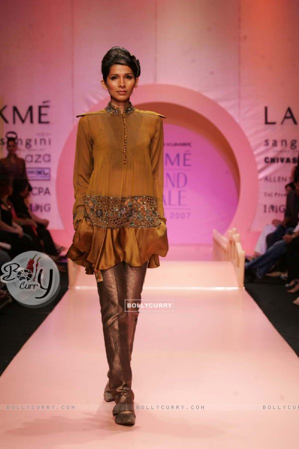 Narendra Kumar''s oriental fantasy collection inspired by Lakme''s freespirit spring/summer 2007 was a spectacular finale to Lakme Fashion Week