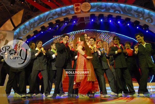 Abhishek Bachchan and Kiron Kher performing at Zee Cine Awards 2007, Genting Highlands Resort, Malaysia