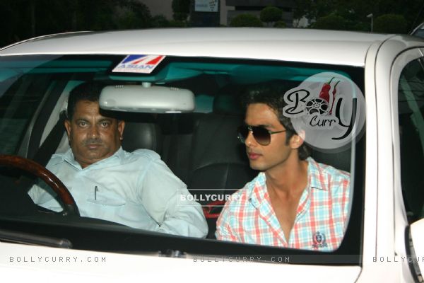 Bollywood actor Shahid Kapoor at BIG 927 FM office for promoting his film ''''Kaminey'''', in New Delhi on Sunday- (78653)