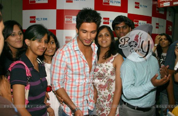 Bollywood actor Shahid Kapoor at BIG 927 FM office for promoting his film ''''Kaminey'''', in New Delhi on Sunday- (78657)
