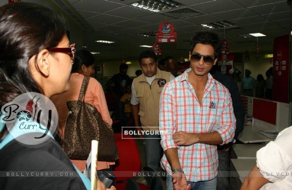 Bollywood actor Shahid Kapoor at BIG 927 FM office for promoting his film ''''Kaminey'''', in New Delhi on Sunday- (78661)