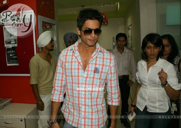 Bollywood actor Shahid Kapoor at BIG 927 FM office for promoting his film ''''Kaminey'''', in New Delhi on Sunday- (78662)