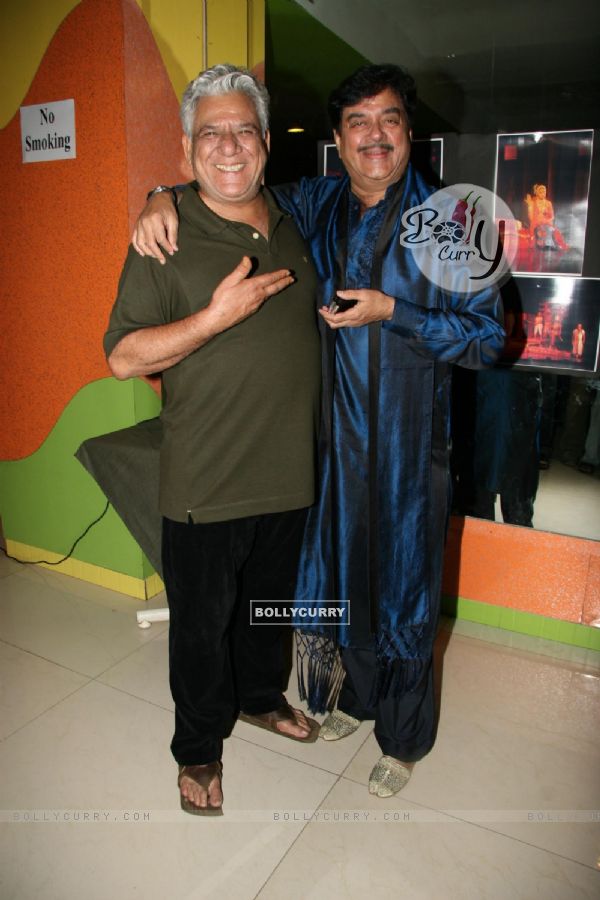 Om Puri and Shatrughan Sinha at the "Success Bash of Chanakya"