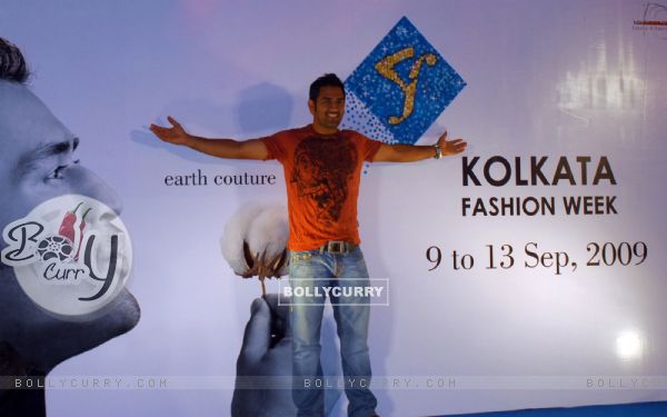 Captain of Indian Cricket Team and Brand Ambassador of Kolkata Fashion Week Mahendra Singh Dhoni with the Designer''s of Kolkata fashion week at a press conferance in Kolkata on Thursday 13th August 09