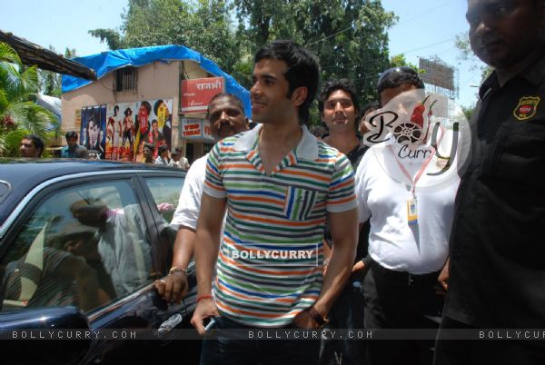Tusshar Kapoor to promote her film "Life Partner" at Galaxy