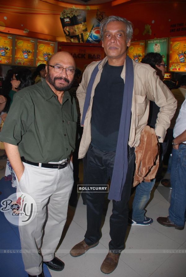 Govind Nihalani with Sudhir Mishra at Sikandar Premiere