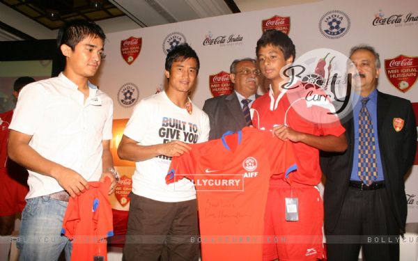 Baichung Bhutia and Sunil Chhetri at the announcement of Coca-Cola India''s partnership with the All India Football Federation for the "Coca-Cola Mir Iqbal Hussain Trophy", in New Delhi on Tuesdayi 1 Sep 2009