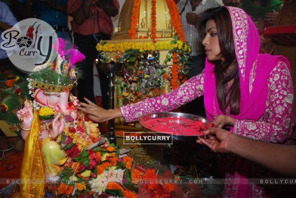 Bollywood actress Priyanka Chopra performing Ganesh pooja at "Andheri Ka Raja"