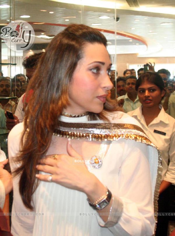 Bollywood Actress Karishma Kapoor addressing reporters during inaugaral session of I-core planet at Bhowanipure in Kolkata on Thursday 3rd Sep 09