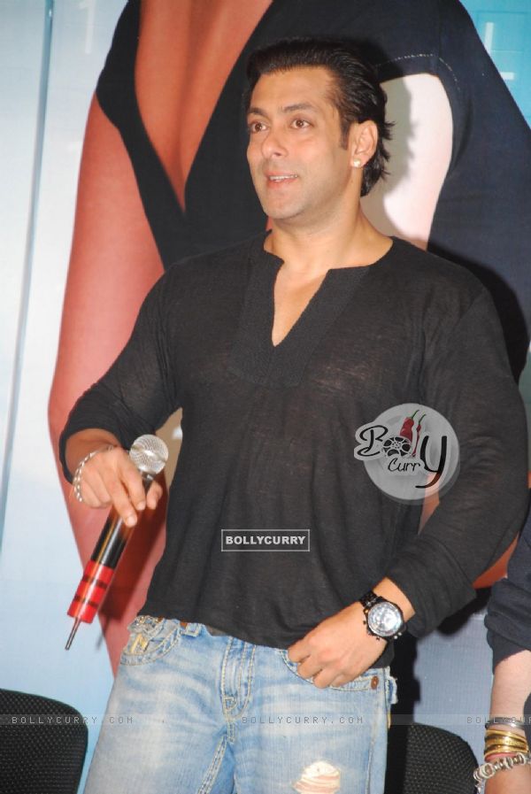 Salman Khan at Main aur Mrs Khanna music launch (79584)