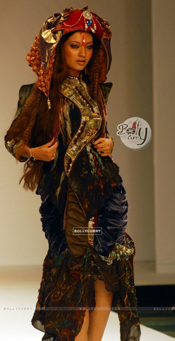 A model catwalks in an outfit design by Abhishek Vyas during the Kolkata Fashion Week in Kolkata on 10th Sep 2009