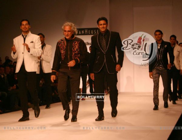 Dino Moria and Anil Kumble at the Designer Manoviraj Khosla show during the Men''s Fashion Week in New Delhi on Friday 11 Sep 2009