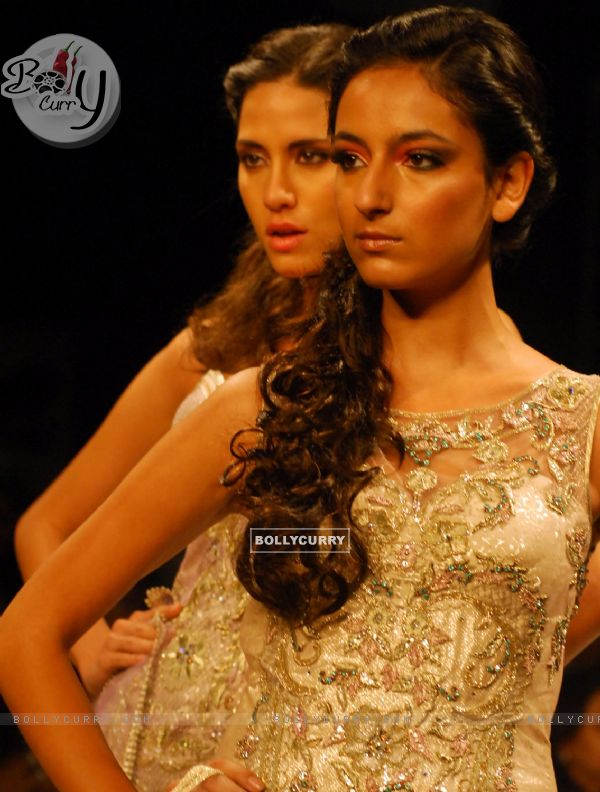 Model on the ramp in Kolkata fashion week in Kolkata on 12th Sep 09