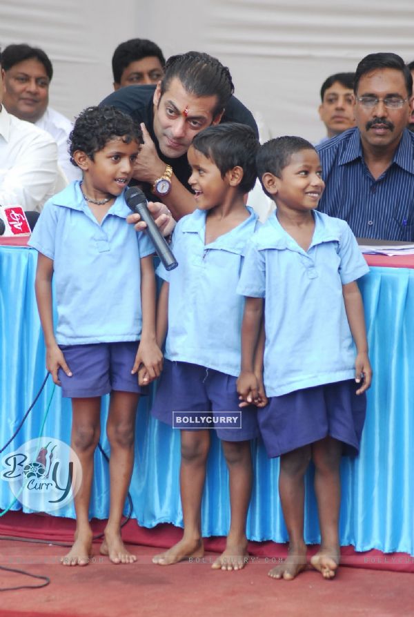 Salman at Tata Memorial Hospital and Dongri slums