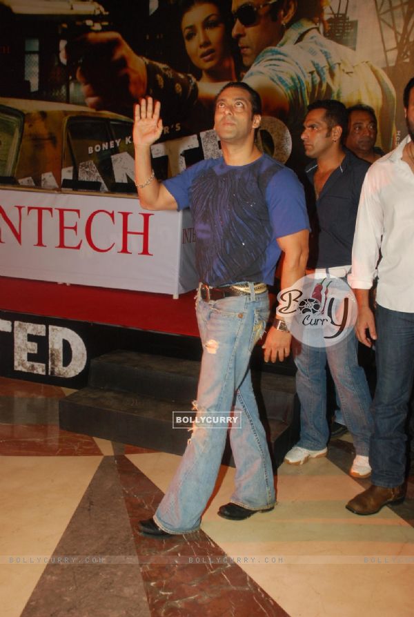 Salman''s parent snapped at Wanted special screening