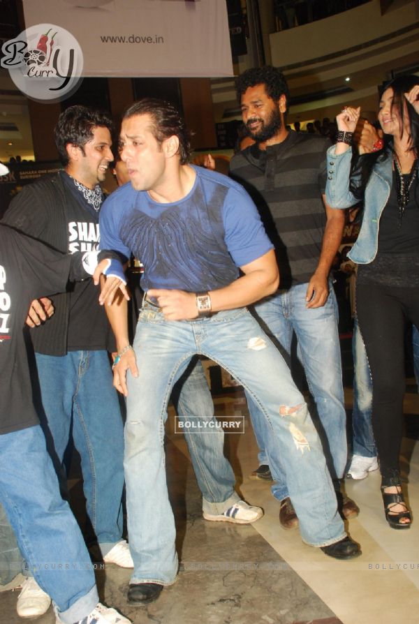 Salman''s parent snapped at Wanted special screening (80006)