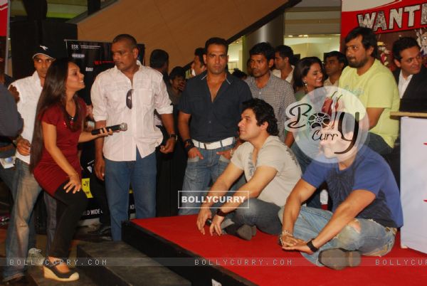 Salman''s parent snapped at Wanted special screening (80008)