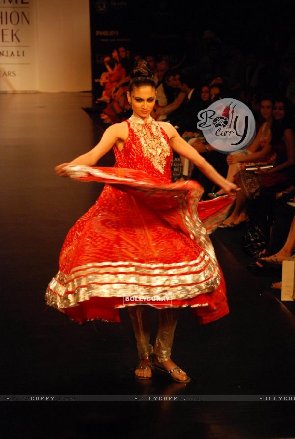 Mode walksl on the ramp of Anita Dongre''s timeless collection for spring/summer 2010 at Lakme Fashion Week was a stylish nostalgic fashion odyssey