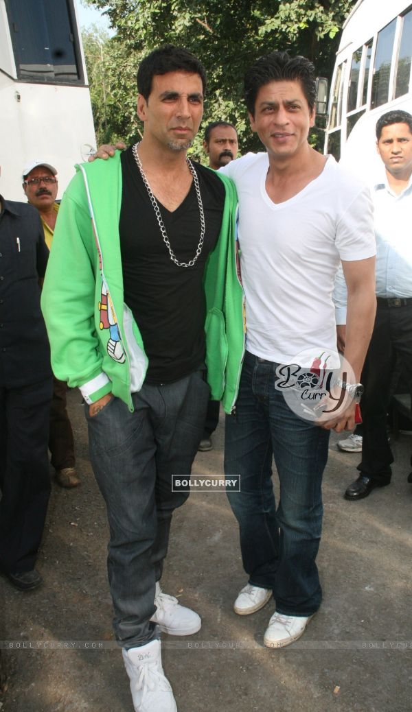 Shahrukh Khan & Akshay Kumar on the sets of Akshay''s forthcoming movie Blue at Filmcity in Mumbai