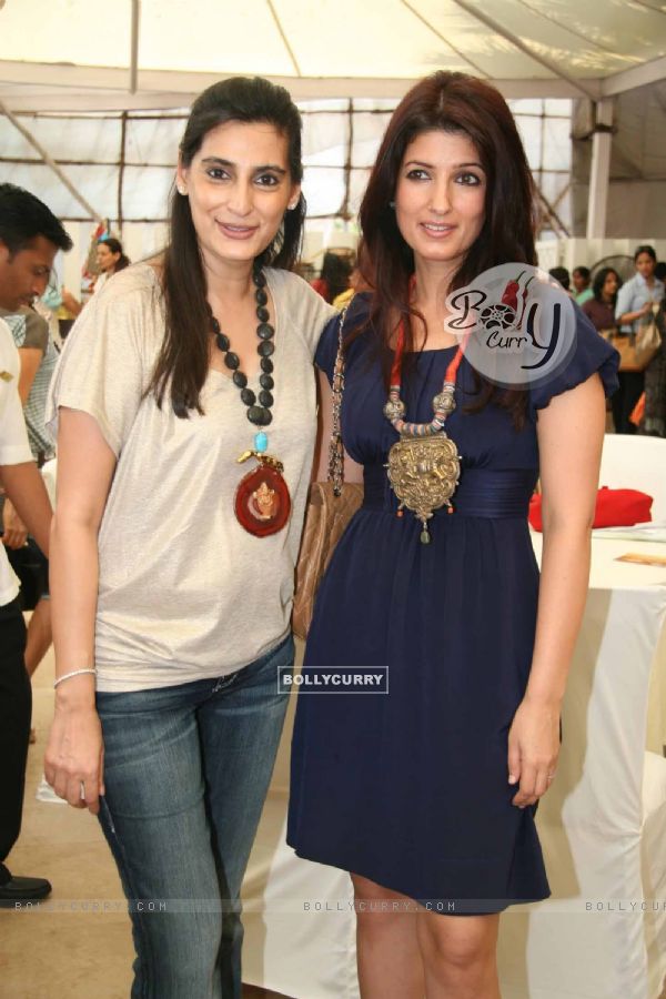Mana Shetty and Twinkle Khanna at Araish''s art exhibition, in Mumbai