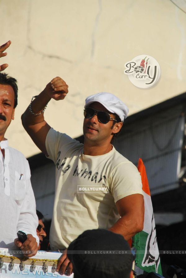Salman Khan campaigns for Baba Siddiqui