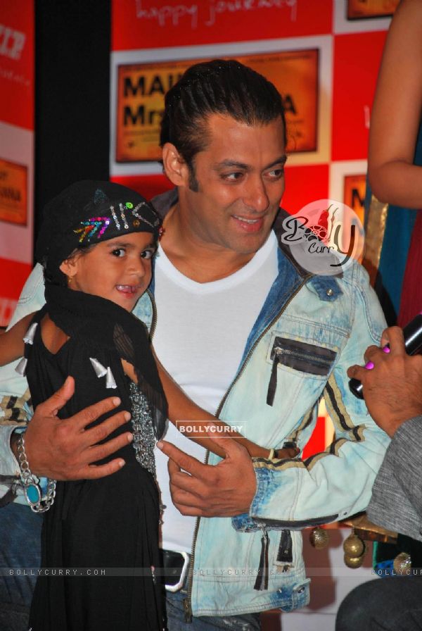 Salman Khan at the Main Aur Mrs Khanna VIP Make a Wish foundation event [Photo: IANS] (80939)