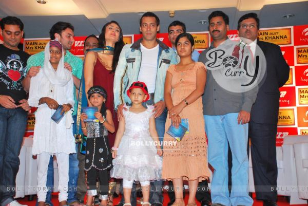 Salman Khan and Kareena Kapoor at the Main Aur Mrs Khanna VIP Make a Wish foundation event [Photo: IANS] (80942)