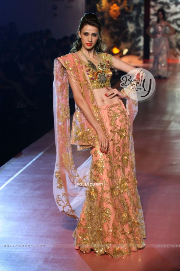 Model walk on the ramp for Pallavi Jaikishan at HDIL India Couture Week on Day 2