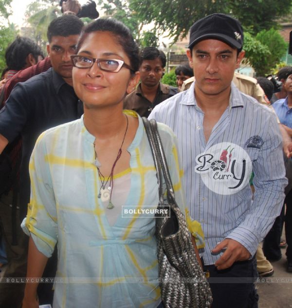Aamir KHan & wife Kiran Rao pose after casting his votes today for Maharashtra Elections