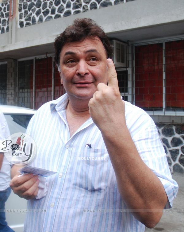 Rishi Kapoor pose after casting his votes today for Maharashtra Elections