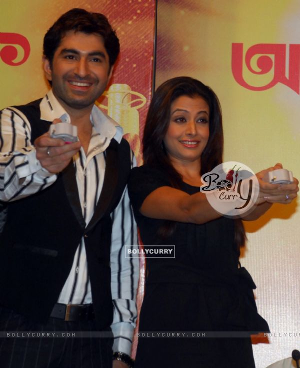 Tollywood actors Jeet and Koel unveiling of the new Trophy of Anandalok Purashkar 2009 at a function in Kolkata on 15th oct 09