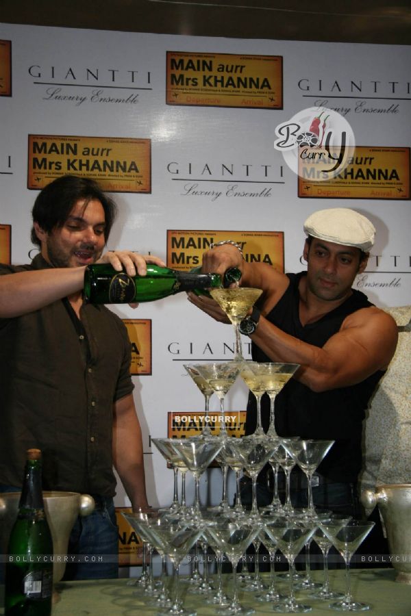 Salman Khan and Sohail Khan at Gitanjali shworrom to Promoter Main Aur Mrs Khanna at HDIL shows (81093)