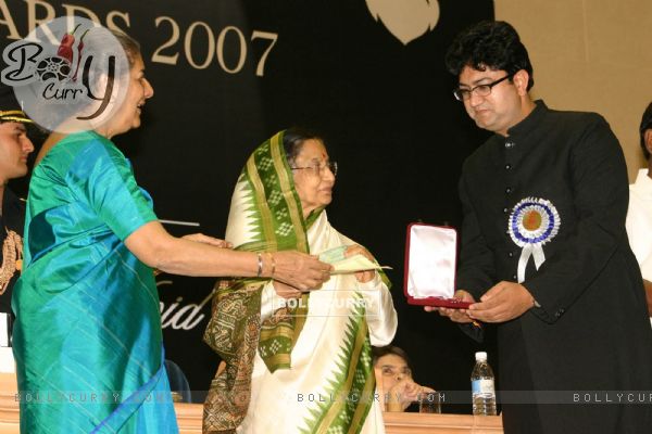 President Pratibha Devi Singh Patil presenting '''' 55th National film award to Parsoon Joshi at Vigyan Bhawan, in New Delhi on Wednesday, also in photo I and B minister Ambika Soni