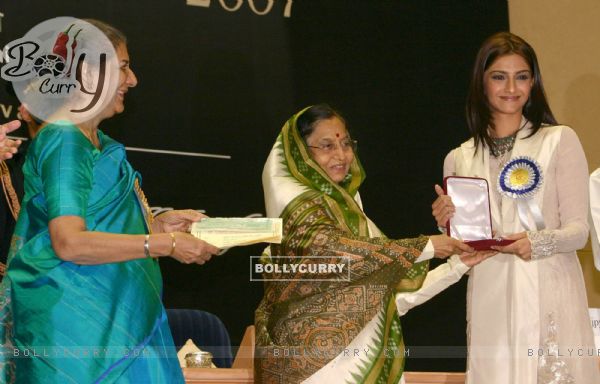 President Pratibha Devi Singh Patil presenting '''' 55th National film award to Sonam Kapoor on behalf of her father Anil Kapoor at Vigyan Bhawan, in New Delhi on Wednesday, also in photo I and B minister Ambika Soni