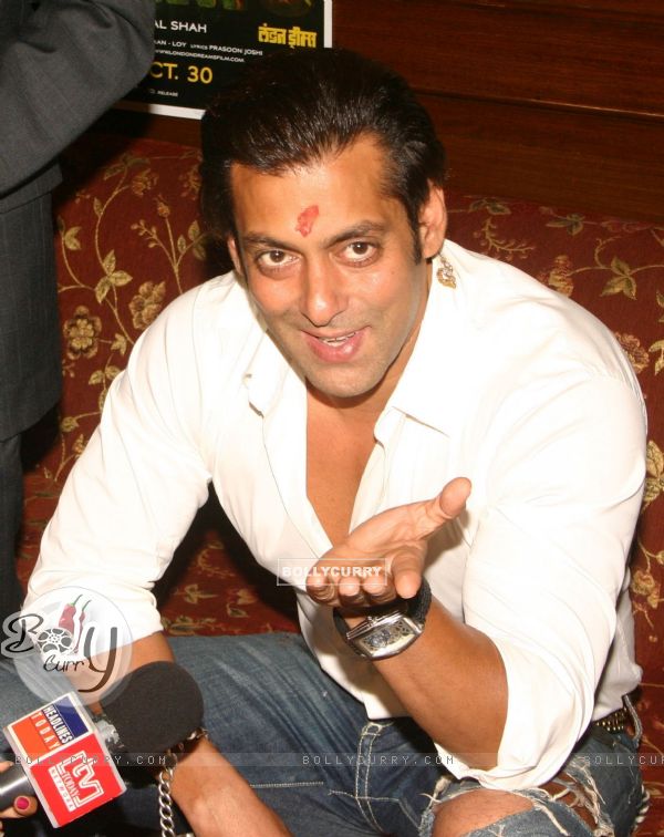 Bollywood Star Salman Khan talking to media after selling tickets for his upcoming film "London Dreams" at Delite Theatre in New Delhi on Monday 26 Oct 2009 (81354)