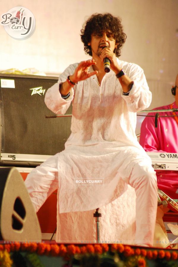 Sonu Nigam on Sathya Sai Baba show at NSE