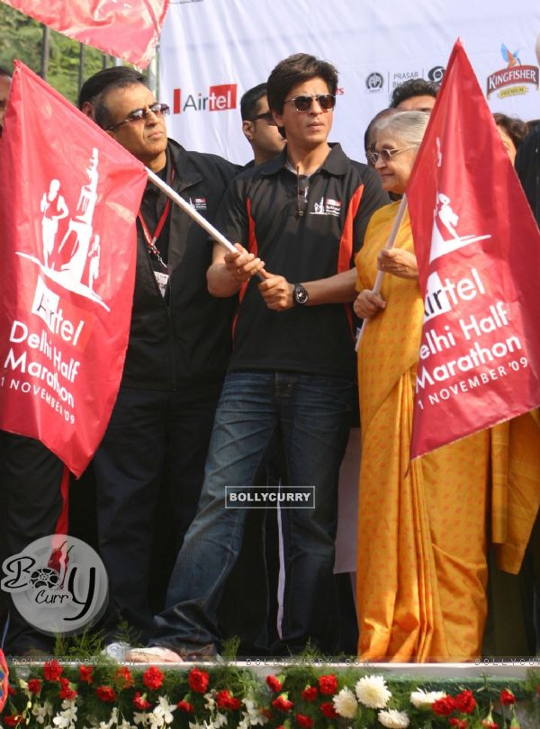 Delhi Chife Minister Sheela Dixit with bollywood star Shahrukh Khan at the Airtel Delhi Half Marathon, in New Delhi on Sunday ( Photo: IANS)
