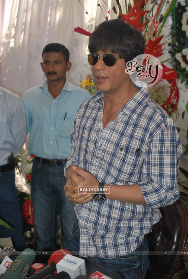 Shahrukh Khan''s bday press meet at mannat