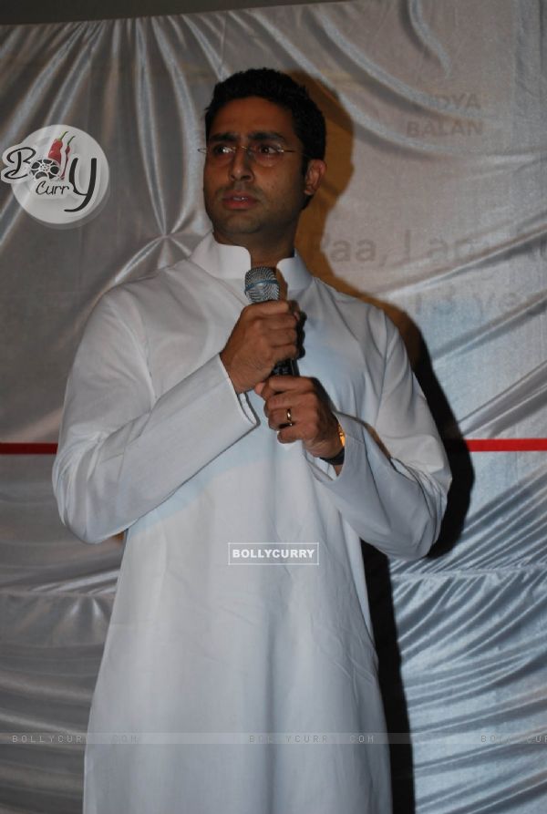 Abhishek Bachchan and Vidya Balan unveiled the first look of movie "Paa" at a media conference held in Mumbai (81836)