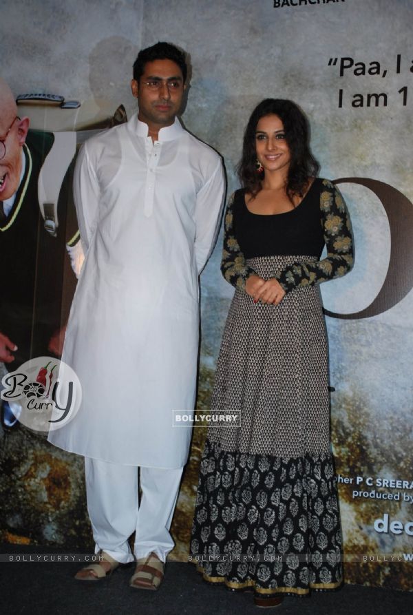 Abhishek Bachchan and Vidya Balan unveiled the first look of movie "Paa" at a media conference held in Mumbai (81843)