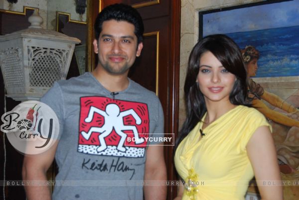 TV actress Aamna Sharif and Aftab Shivdasani posing for the shutterbugs on the sets of the "Aao Wish Karein" (81867)
