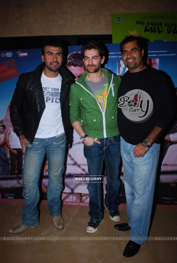 Bollywood actor Neil Nitin Mukesh with friends at the special screening of his new film "Jail" (81886)