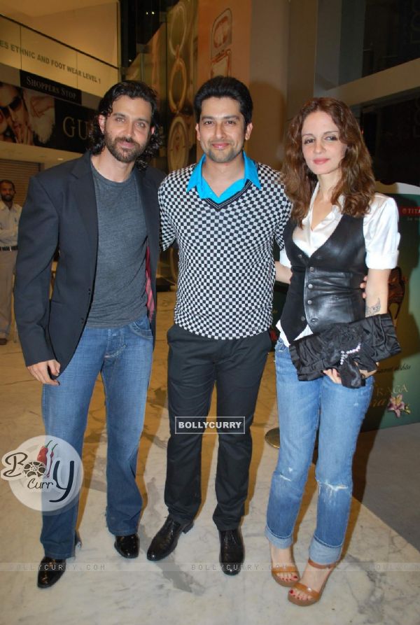 Bollywod actors Hrithik Roshan, Aftab Shivdasani and Suzanne Roshan at the special screening of film "Aao Wish Karein", PVR Juhu (82021)