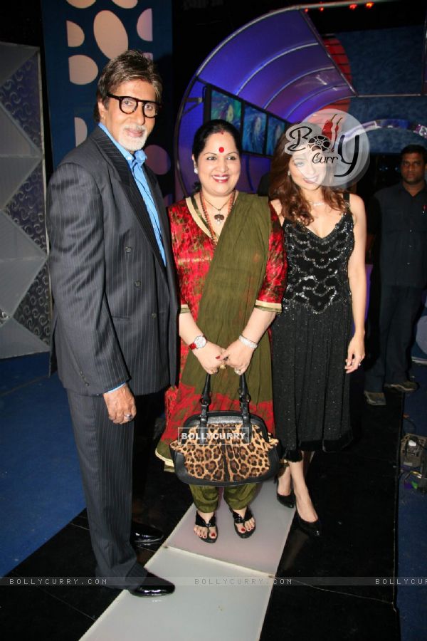 Amitabh Bachchan, Sunanda Shetty and Shamita Shetty on the sets of Big Boss at Lonavala