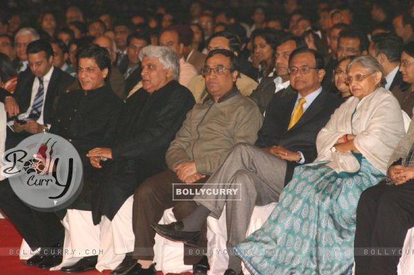 Delhi CM Sheila Dikshit, Bollywood Actor Shahrukh Khan, Javed Akhtar and Union Ministers P Chidambaram and Ajay Maken at a programme "Nantion''s Solidarity Against Terror" (An Event at the India Gate to send strong message against