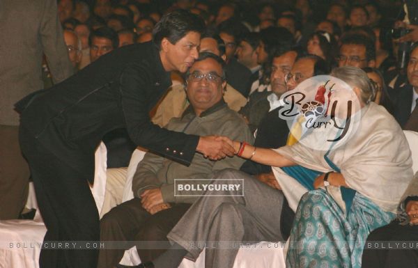 Delhi CM Sheila Dikshit, Bollywood Actor Shahrukh Khan and Union Ministers P Chidambaram and Ajay Maken at a programme "Nantion''s Solidarity Against Terror" (An Event at the India Gate to send strong message against Terrorism) on