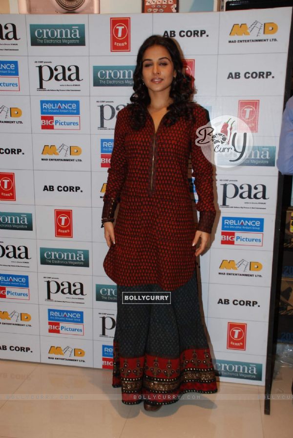 Vidya Balan promotes her film "Paa" at Cromo store in Goregaon on 29th Nov 2009