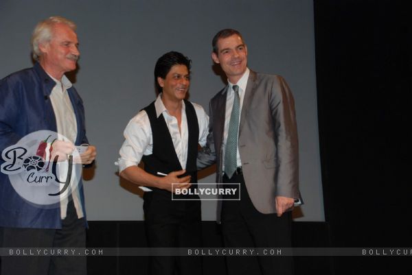 Bollywood actor Shahrukh Khan during the inauguration of photo exhibition ''Earth From Above'' in Mumbai on Tuesday, 01 December 2009
